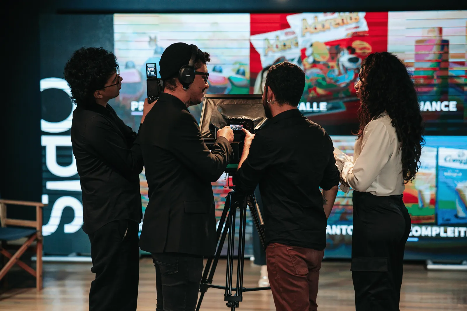Equipe técnica operando o painel de LED