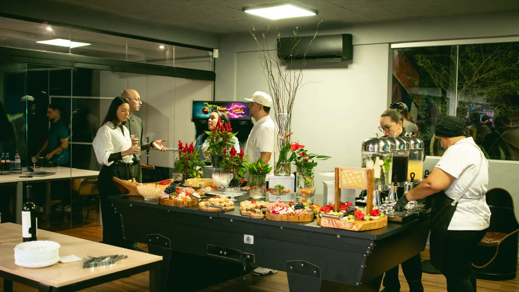 Mesa de coffee break montada para os convidados