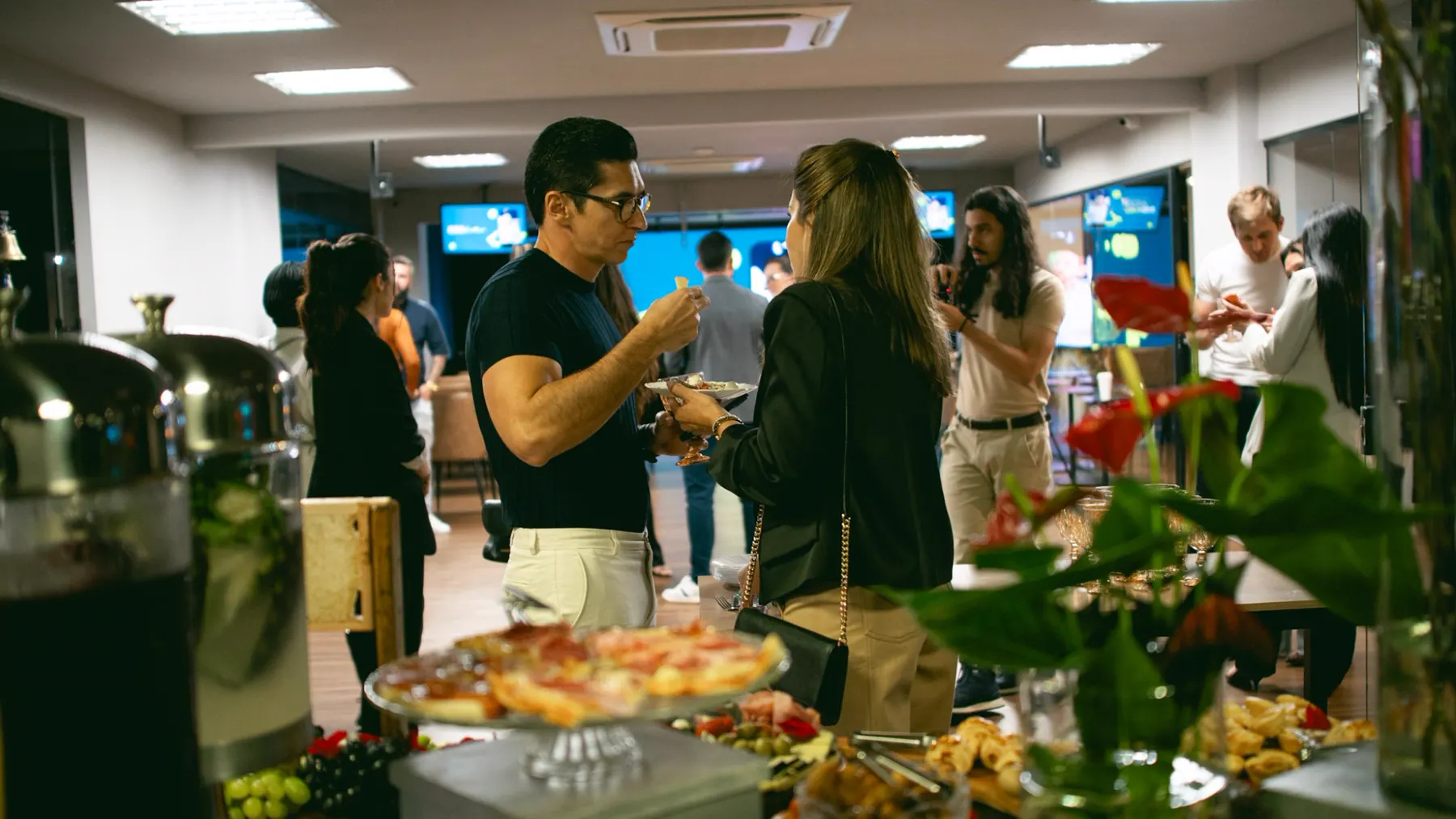 Convidados conversando no coffee break
