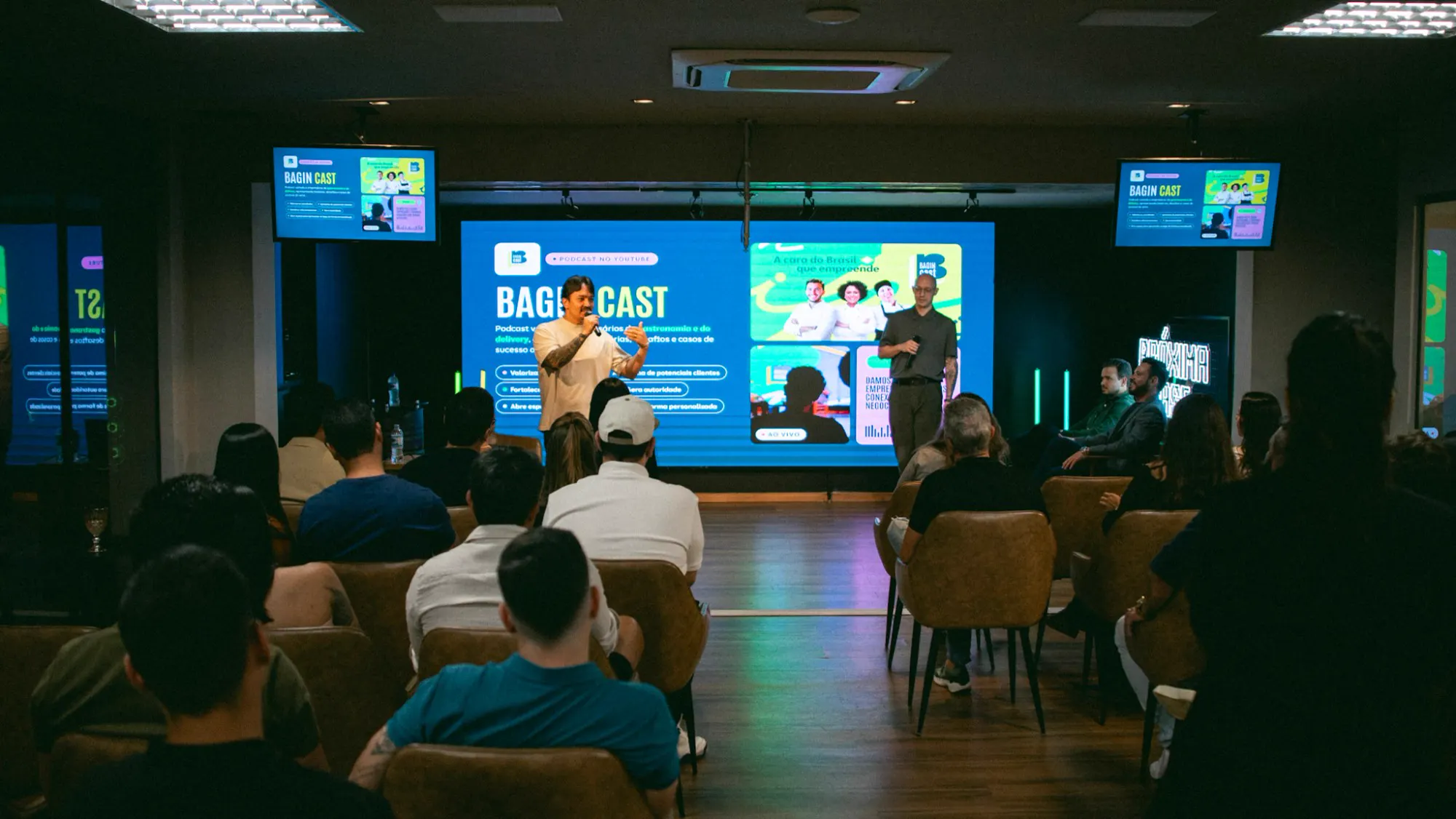 Apresentação com painel de LED e plateia
